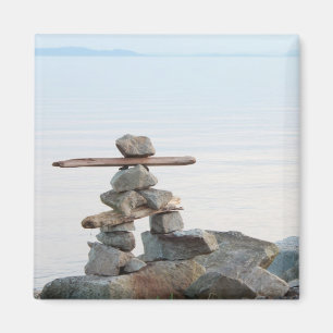 Steinestapel-Kunst am Strand. Foto von Hao Zhang Magnet