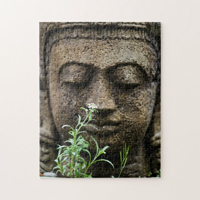 Steingartenstatue mit Blume (Vertikal)