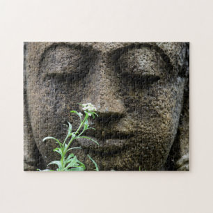 Steingartenstatue mit Blume