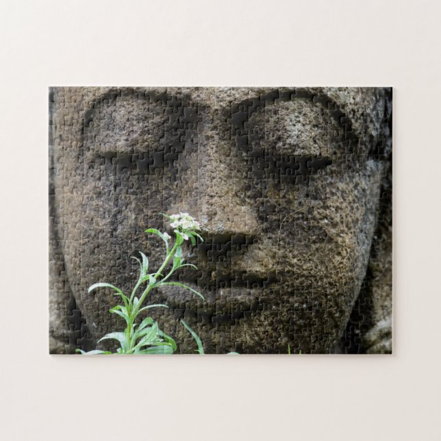 Steingartenstatue mit Blume (Horizontal)