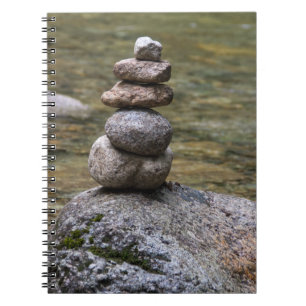 Steinhaufen in einer Strom-Raum-Zeitschrift Notizblock