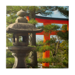 Steinlaterne und Torii-Tor Fliese