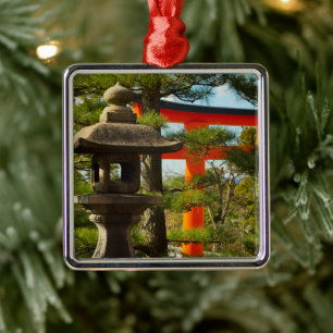 Steinlaterne und Torii-Tor Ornament Aus Metall