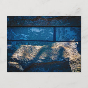 Steinmauer mit dramatischem Sonnenlicht und Schatt Postkarte
