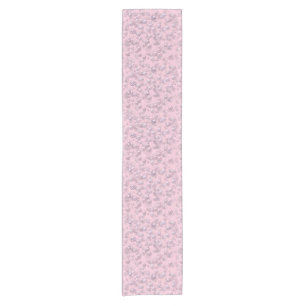 Stellen der weißen rosa Perlen auf rosa Samt Kurzer Tischläufer