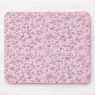 Stellen der weißen rosa Perlen auf rosa Samt Mousepad