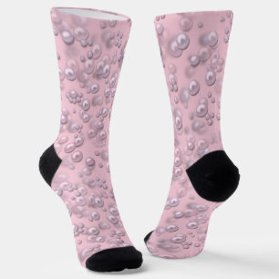 Stellen der weißen rosa Perlen auf rosa Samt Socken