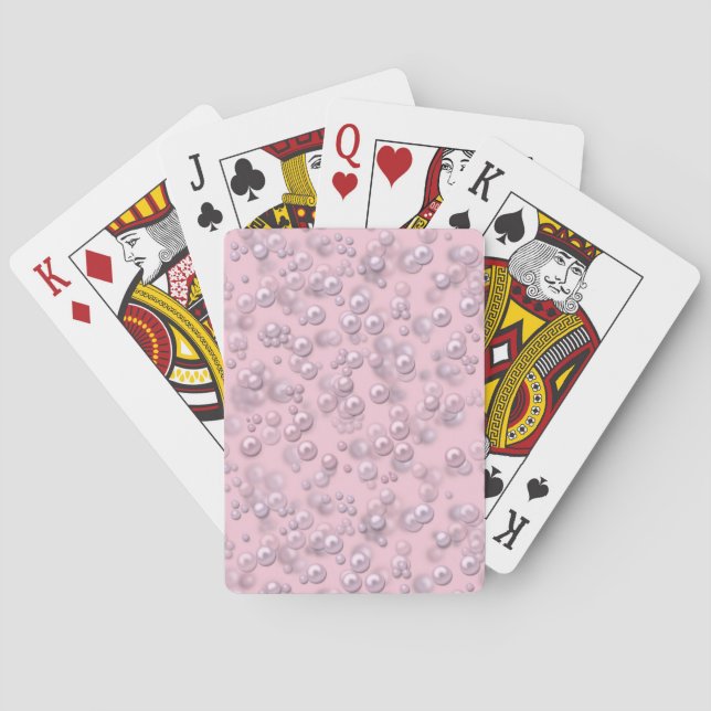 Stellen der weißen rosa Perlen auf rosa Samt Spielkarten (Rückseite)