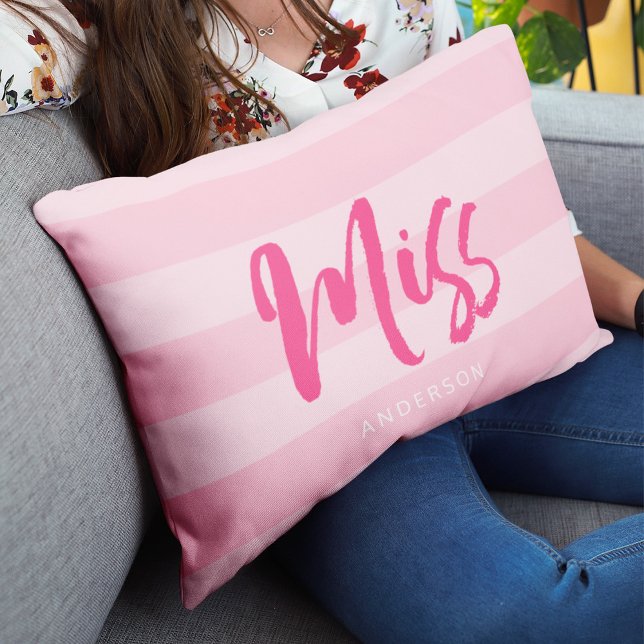 Stellen Sie sich mit dem Namen Miss Preppy Pink St Lendenkissen (Von Creator hochgeladen)