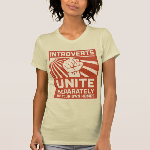 stellt sich eigenständig ein T-Shirt