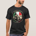 Stelvio Pass | Passo Dello Stelvio | Motorrad T-Shirt<br><div class="desc">Stelvio Pass in einem Vintagen,  bedrückten Stil-Emblem gemacht. Es ist ein berühmter Bergpass,  der sich entlang der Ostalpen in Italien befindet.</div>