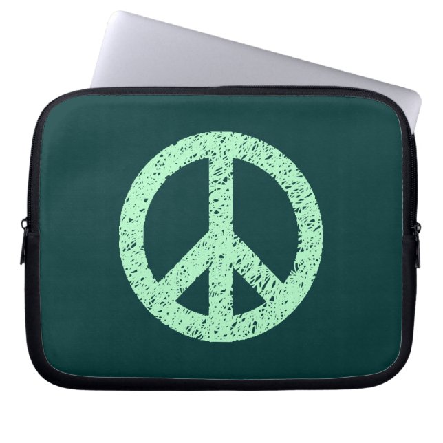 Stenciled Peace Symbol - Ghost Grn on Dk Grn Laptopschutzhülle (Vorderseite)