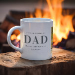 Step Vater | Drei Foto Collage Tasse<br><div class="desc">Diese einfache und süße Tasse sagt: "Danke, dass du der Vater bist, den du nicht sein müsstest" in trendigen, modernen Schriften mit einem Namensbereich. Minimal drei Foto-Vorlage Ihrer bevorzugten persönlichen Fotos für ein Geschenk, das jeder Liebe würde. Der Vatertag ist die perfekte Gelegenheit, ALLE Väter in unserem Leben zu zeigen,...</div>