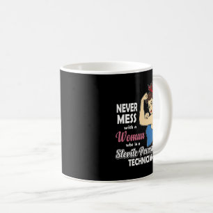 Sterile Processing Technique geben Frauen Autoclav Kaffeetasse