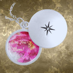 Sterling Silver Plate Liebe Locket Necklace<br><div class="desc">Schöne Uhrenkette mit rosa Blumenhintergrund mit Sprichwort "Liebe Mehr". Ein Geschenk für sie! Versilbert mit Sterling Silber. Charm Durchmesser: 1, 125" Kettenlänge: 18" mit 2" verlängerter Hummer-Klaue aus den USA.</div>