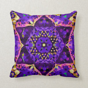 Stern-BlumeMandala in Lila durch Amelia Carrie Kissen