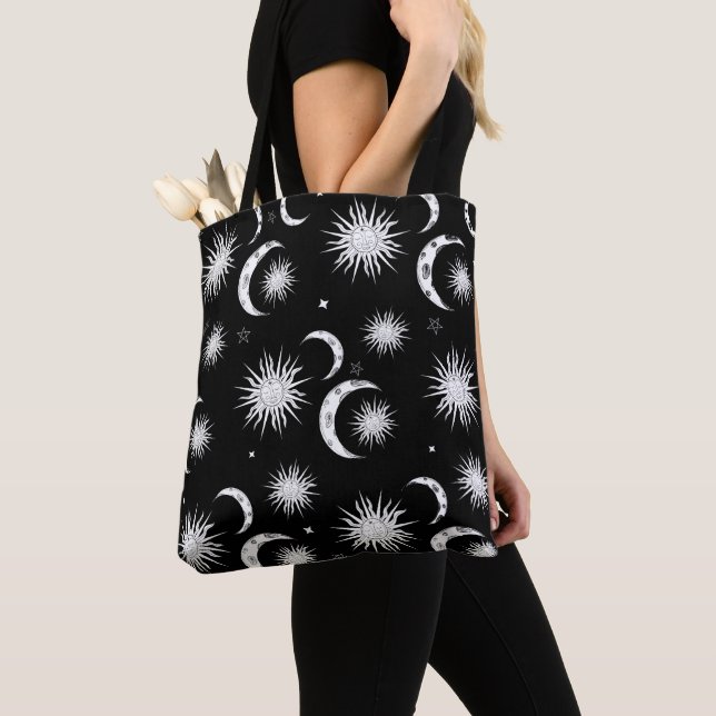 Sterne aus schwarzem und weißem Sonnenmond Celesti Tasche (Von Nahem)