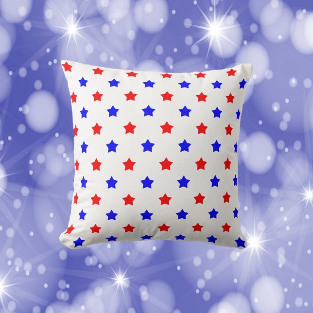 Sterne Rotes blaues Muster weißer Hintergrund Kissen (A throw pillow with red and blue stars on a white background.)