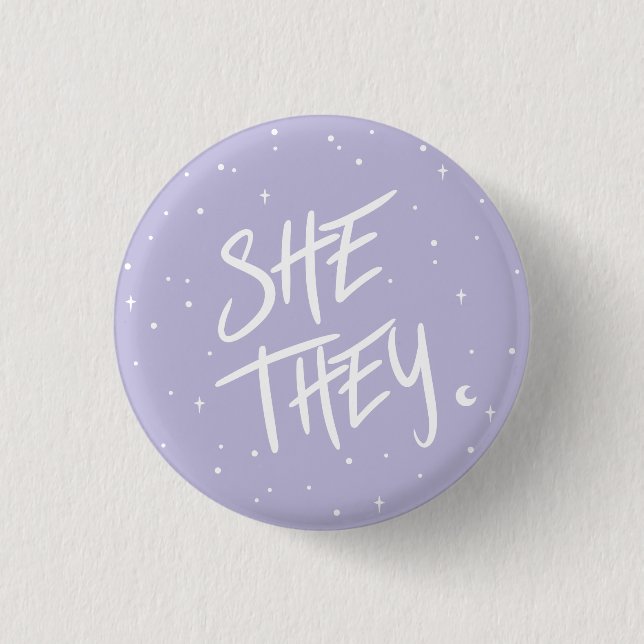Sterne Sie Pronomen in Lilac Button (Vorderseite)