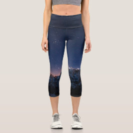 Sterne und schneebedeckte Berge Capri Leggings
