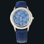 Sterne von David Stains Glass Armbanduhr<br><div class="desc">Die blaue Teppichuhr aus Edelstahl mit dem Bild von David in einem blau-blauen Farbglas-Design. Optionale Silber-Uhr-Oberfläche. Sehen Sie sich dazu den passenden Rundcharm und den runden Schlüsselanhänger an. Sehen Sie sich die gesamte Hanukka Watch-Sammlung unter der Rubrik ACCESSORIES im Bereich HOLIDAYS an.</div>