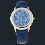 Sterne von David Stains Glass Armbanduhr<br><div class="desc">Die blaue Teppichuhr aus Edelstahl mit dem Bild von David in einem blau-blauen Farbglas-Design. Optionale Silber-Uhr-Oberfläche. Sehen Sie sich dazu den passenden Rundcharm und den runden Schlüsselanhänger an. Sehen Sie sich die gesamte Hanukka Watch-Sammlung unter der Rubrik ACCESSORIES im Bereich HOLIDAYS an.</div>