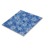 Sterne von David Stains Glass Fliese<br><div class="desc">Die quadratische Keramik mit einem Bild von David Stars (Schilde von David) in einem blau-blauen Farbglas-Muster. Siehe dazu passende Tasse,  Papierplatte und Untersetzer. Die gesamte Hanukkah-Tile-Kollektion finden Sie unter der Rubrik ZUHAUSE im Bereich HOLIDAYS.</div>
