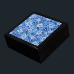 Sterne von David Stains Glass Geschenkbox<br><div class="desc">Große Geschenkboxen aus schwarzem Holz mit Bildern des David-Sterns in einem blau-blauen Farbglas-Muster. Die gesamte Hanukkah-Geschenkboxen finden Sie unter der Rubrik ZUHAUSE im Bereich HOLIDAYS.</div>