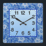Sterne von David Stains Glass Quadratische Wanduhr<br><div class="desc">10, 75" x 10, 75" Acryluhr mit einem Bild von David Stars in blauem auf blauem Buntglas-Design. Leicht lesbare Uhr auf gradblau mit königsblauer Grenze. Die gesamte Hanukkah-Uhr-Kollektion finden Sie unter der Rubrik ZUHAUSE im Bereich HOLIDAYS.</div>