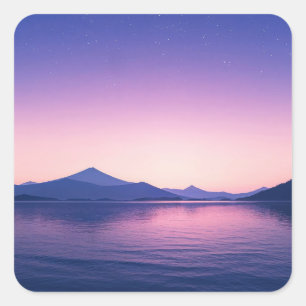 Sternenhimmel über dem violetten Bergsee Quadratischer Aufkleber