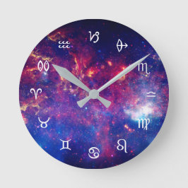 Sternzeichen: Astrologie-Symbole gegen Galaxien Runde Wanduhr
