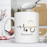 Stethoscope Heartbeat Medizinische Tasse<br><div class="desc">Eine Kaffeemaschine mit Stethoskop,  Herzschlag und dem Namen des Besitzers. Ein perfektes Geschenk für jemanden in der medizinischen Industrie wie Krankenschwester oder Arzt.</div>