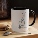 Stethoskop Name des personalisierten medizinischen Tasse<br><div class="desc">Unsere Ärzte sind eine tolle Hilfe, wenn wir sie am meisten brauchen, und diese Tasse ist ein Geschenk, denn wer nicht an einem kalten Tag eine coole Tasse Joe oder heiße Schokolade will. Passen Sie den Namen an, indem Sie auf den Knopf "Personalisieren" oben klicken und den Arzt, die Krankenschwester...</div>