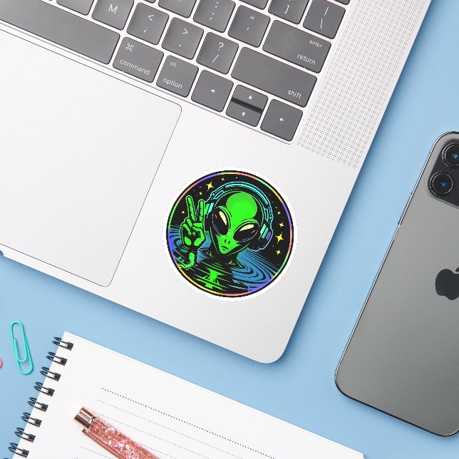 Sticker Alien dans les casques donnant un signe de paix (Ordinateur portable avec iPhone)