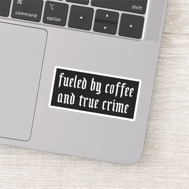 Sticker Alimenté par le café et le vrai crime (Détail)