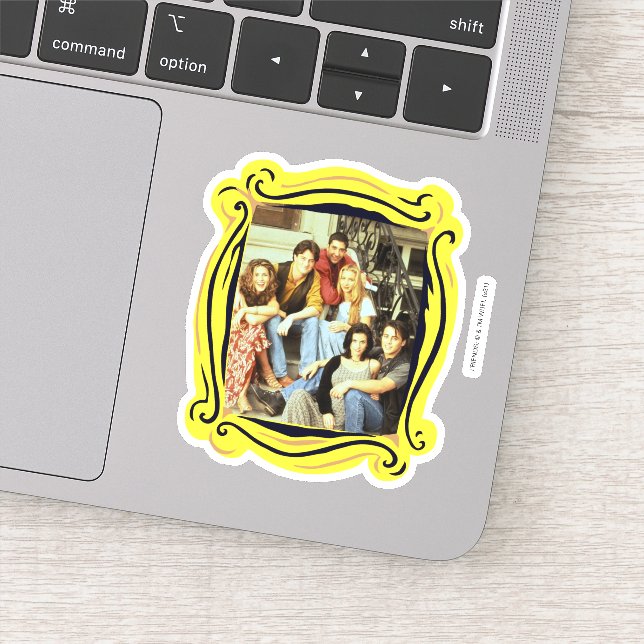 Sticker AMIS™ | Coupe assise sur le plateau (Détail)