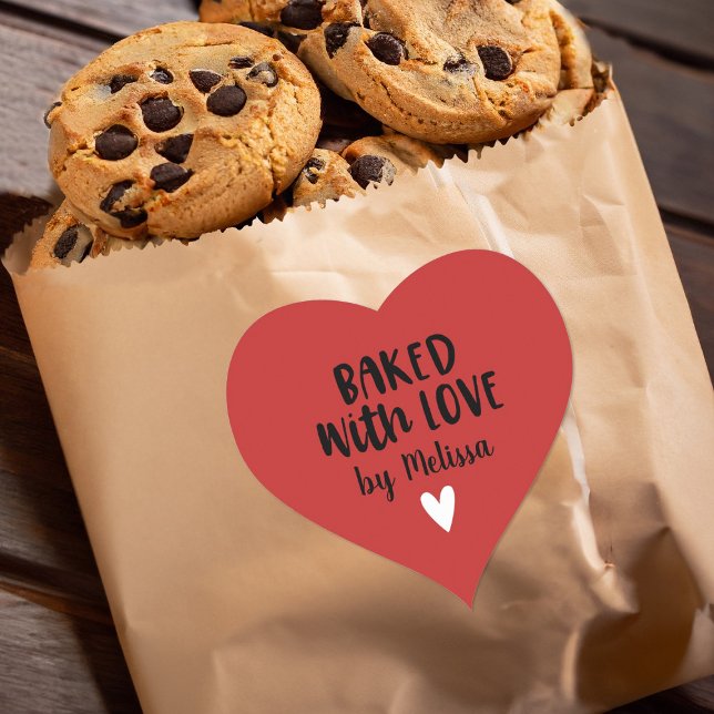 Sticker au coeur rouge fait maison (A cute red baked with love sticker is perfect for decorating your treat bags.)