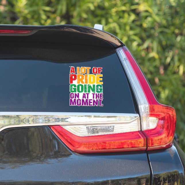 Sticker Beaucoup De Fierté Se Déroule En Ce Mois De Fierté (Côté voiture)