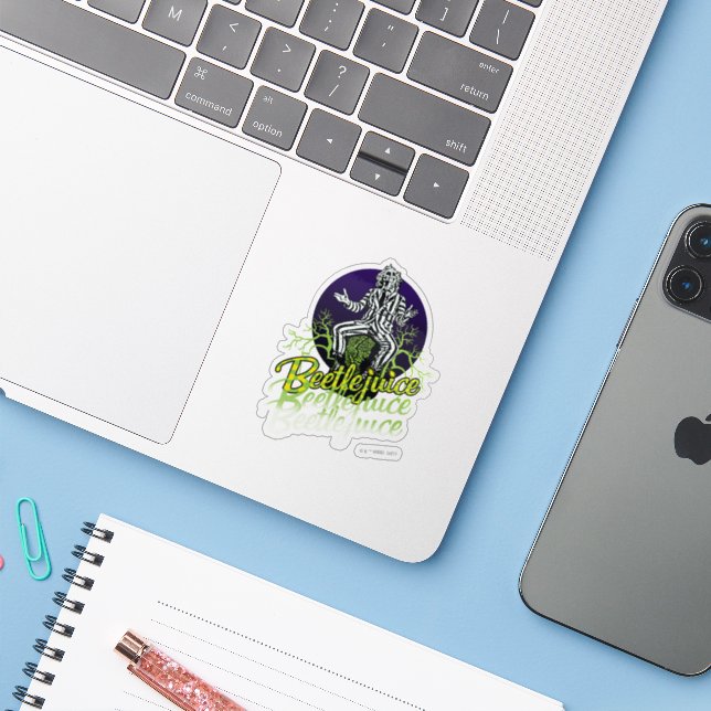 Sticker Beetlejus | Assis sur une pierre tombale (Ordinateur portable avec iPhone)