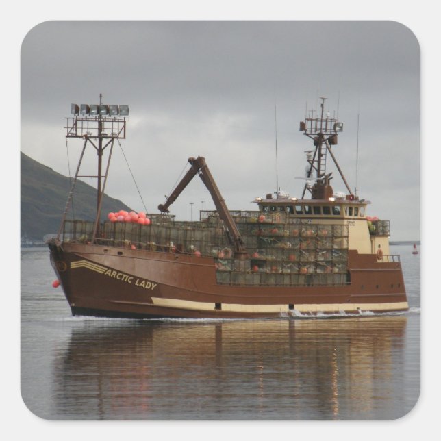 Sticker Carré Arctic Lady, Bateau de crabe en hollandais Harbour (Devant)