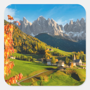 Sticker Carré Automne dans un paysage de Dolomites avec église