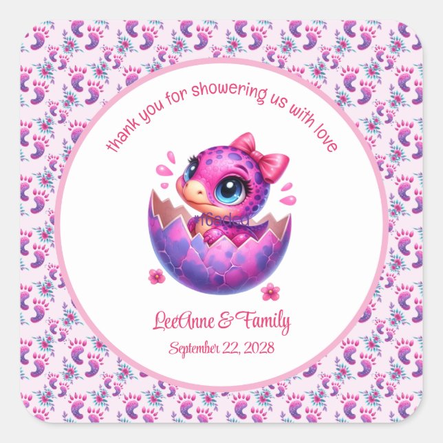 Sticker Carré baby shower de dinosaure rose "Hatching Bientôt" (Devant)
