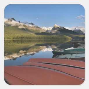 Sticker Carré Bateaux garés sur le rivage du lac Maligne,