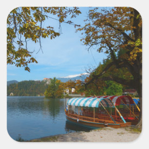 Sticker Carré Bateaux touristiques dans le lac Bled en automne