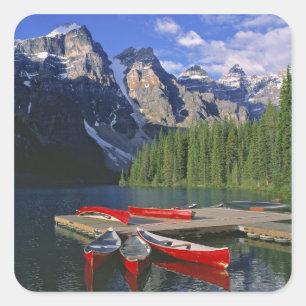 Sticker Carré Canada, Alberta, lac Moraine. Des canoës rouges at