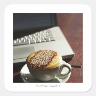 Sticker Carré Cappuccino devant l'ordinateur portable
