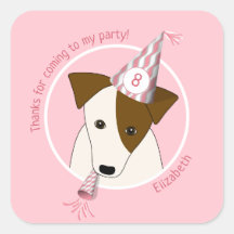 chiot chien d'anniversaire portant fête casquette