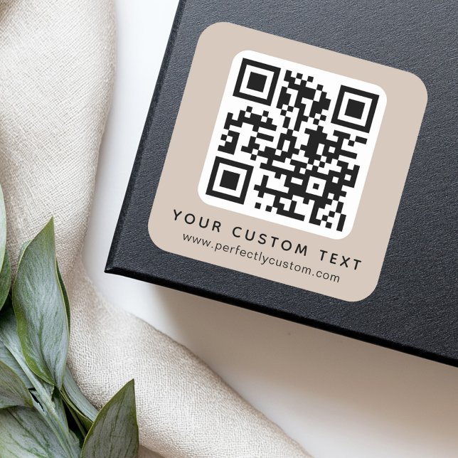 Sticker Carré Code QR et texte personnalisé clair mocha brun (QR code and custom text light mocha brown Square Sticker)
