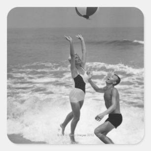 Sticker Carré Couples jouant avec un Beachball