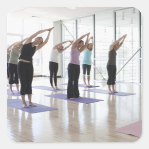 Sticker Carré cours de yoga avec instructeur dans un 2
